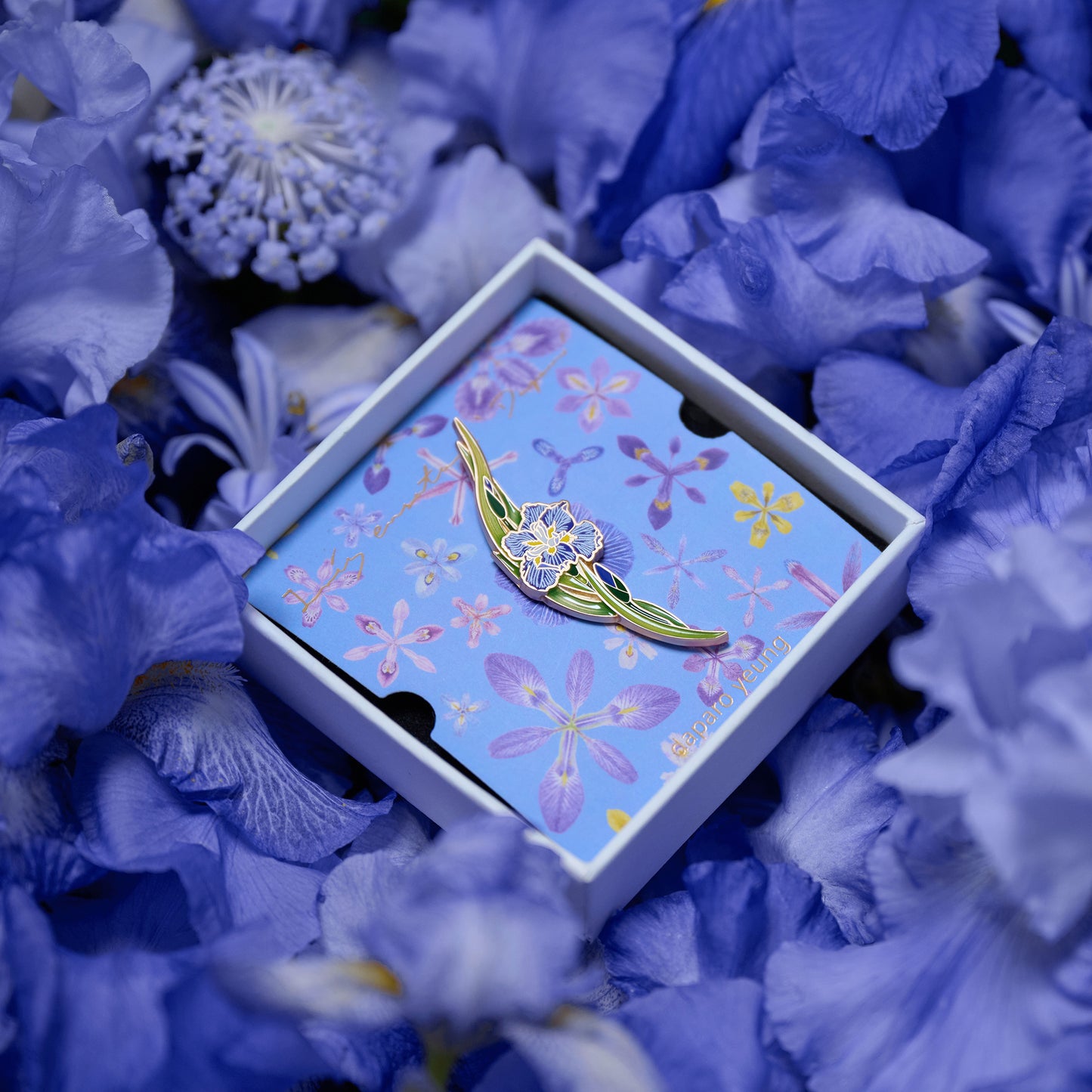 daparo Enamel Pins "Daparo Iris"