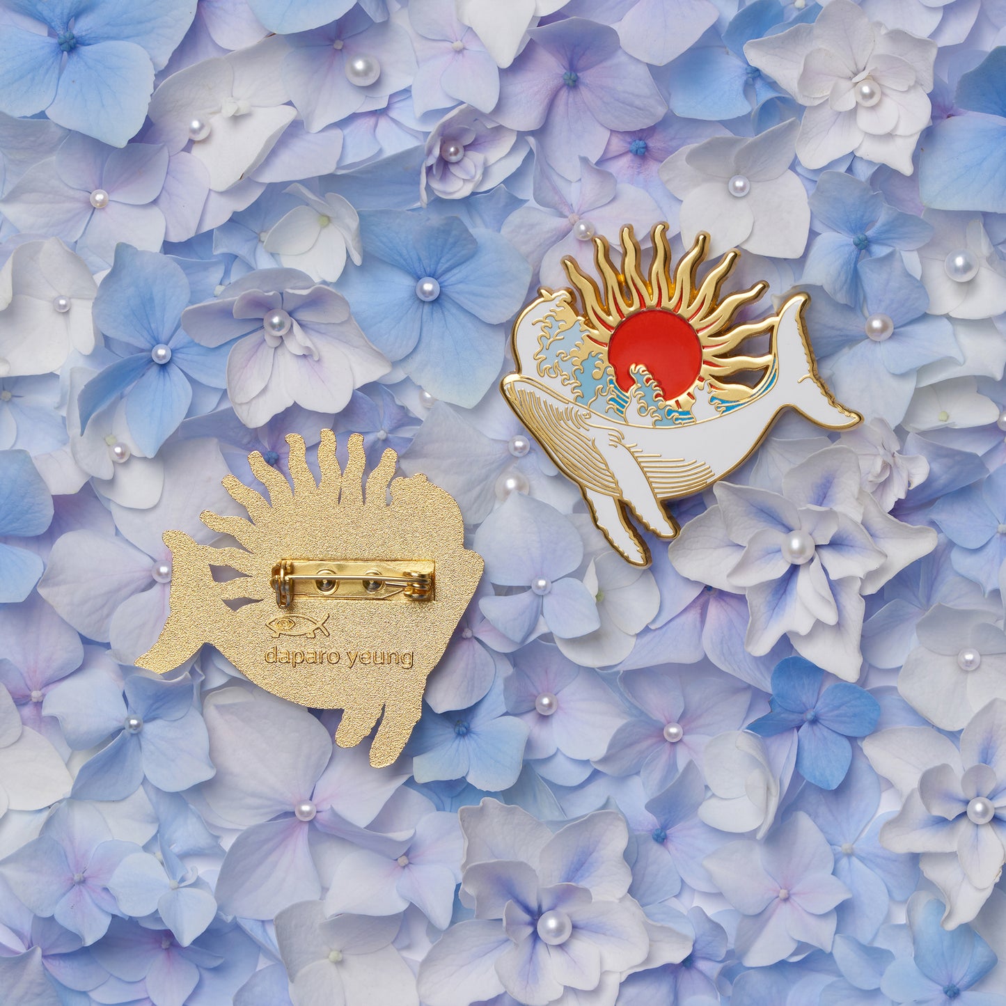 daparo Glow-in-the-Dark Enamel Pins "Humpback Whale"