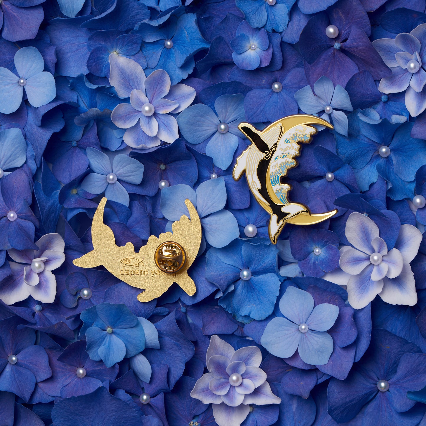 daparo Glow-in-the-Dark Enamel Pins "Humpback Whale"