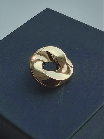 Fanli Enamel Pins " Möbius Ring"