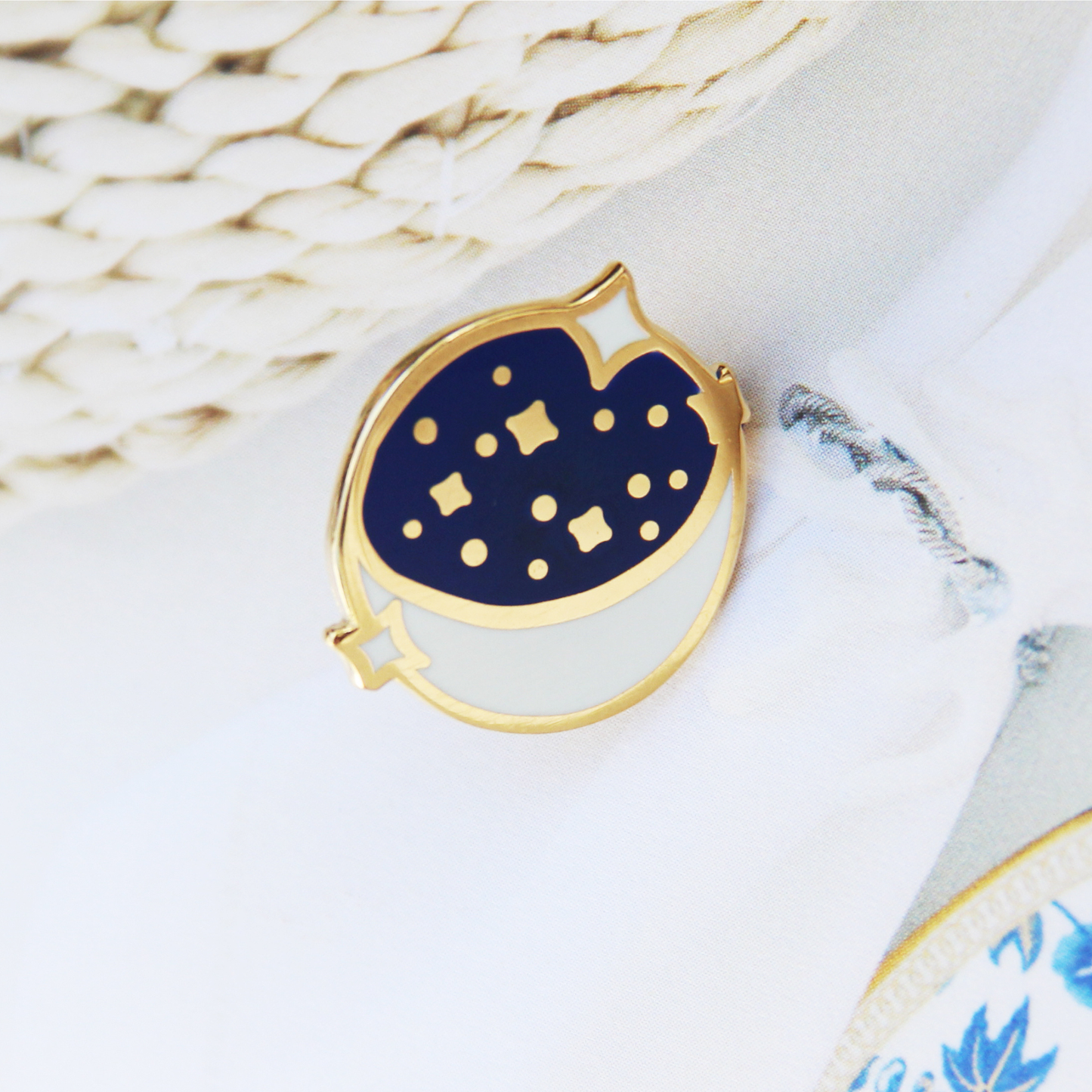 Fanli Enamel Pins "Moon"