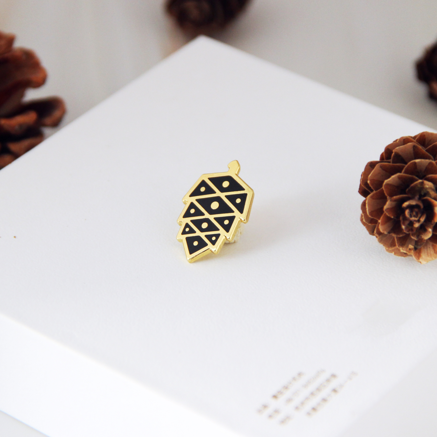 Fanli Enamel Pins "Pinecone"